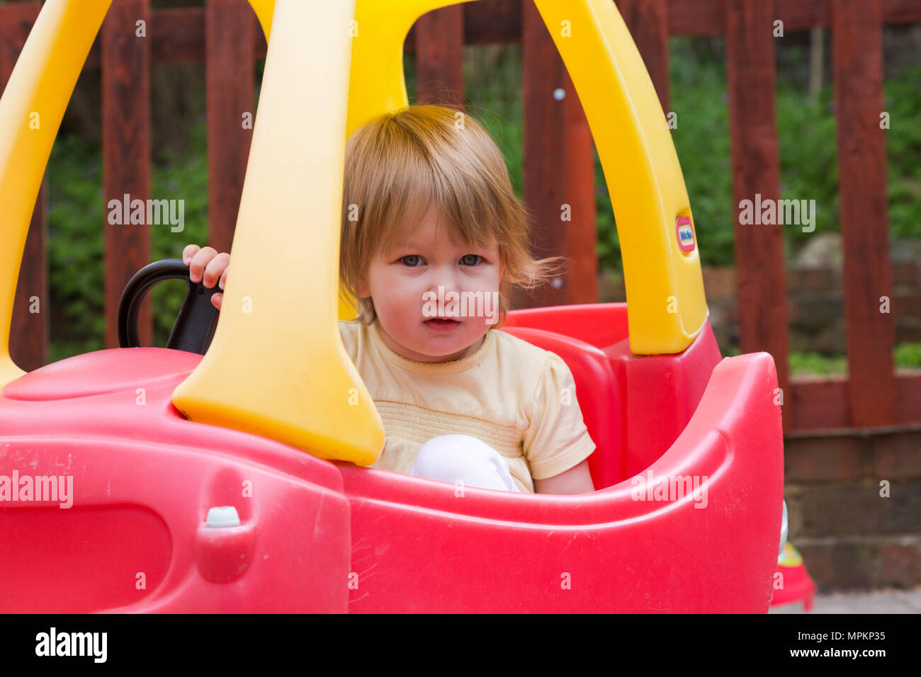 Jeune Fille De 18 Mois A L Exterieur Dans Sa Petite Voiture Photo Stock Alamy