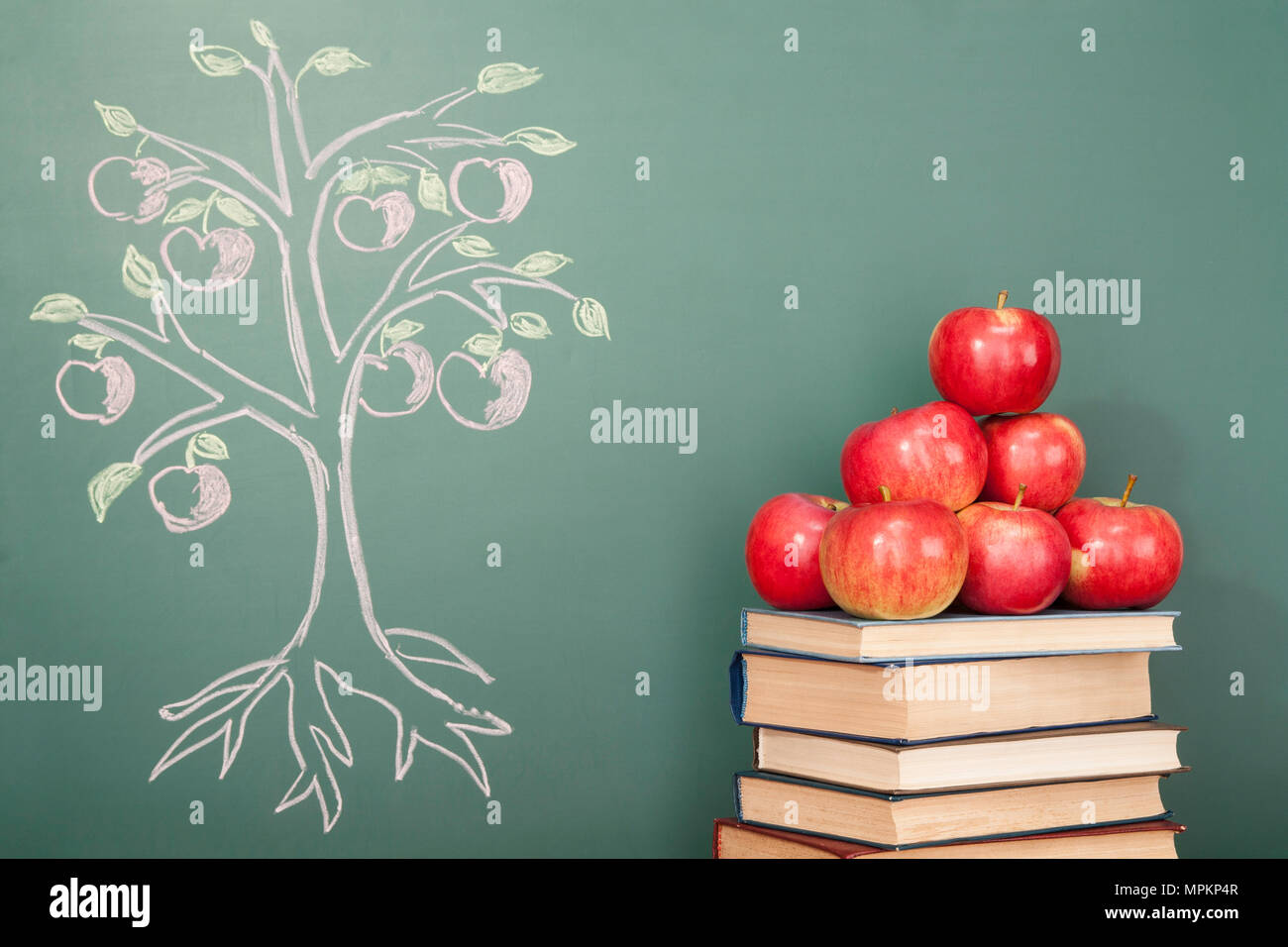 Concept de l'éducation avec des pommes et de l'illustration de Apple Tree on blackboard Banque D'Images