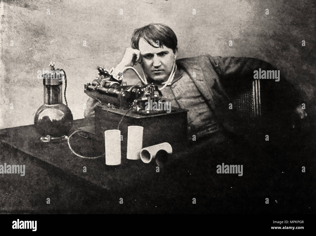 Thomas Edison et son phonographe à cylindre de cire (1888). À partir de 'La vie du garçon d'Edison' par William H. Meadowcroft (1921) Banque D'Images