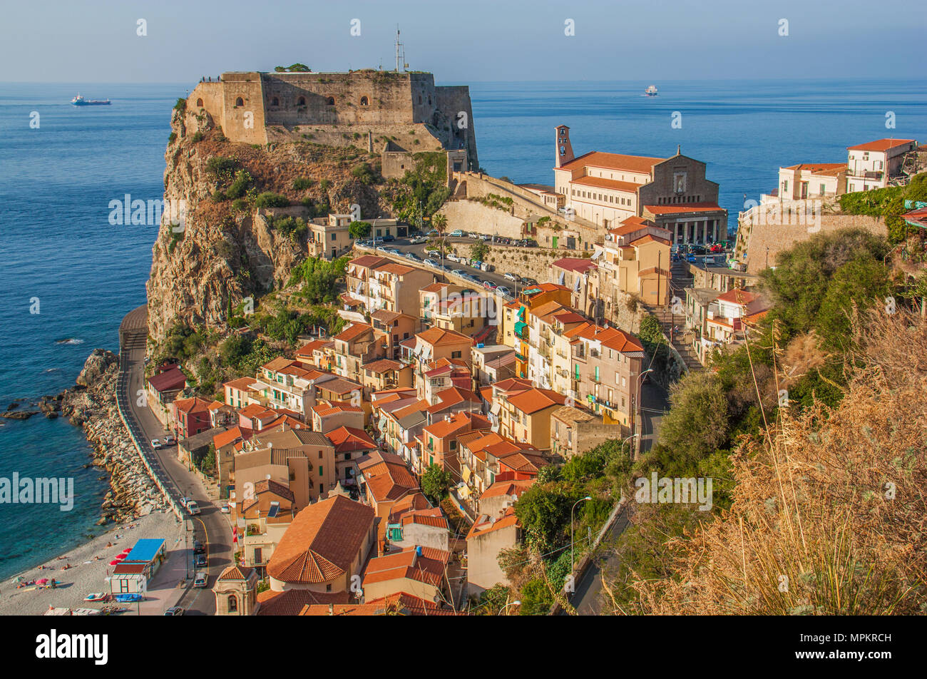 Portant juste en face de la Sicile, Scilla est l'un des plus beaux villages de bord de l'Italie, avec ses plages, sa vieille ville, son bord de mer Banque D'Images