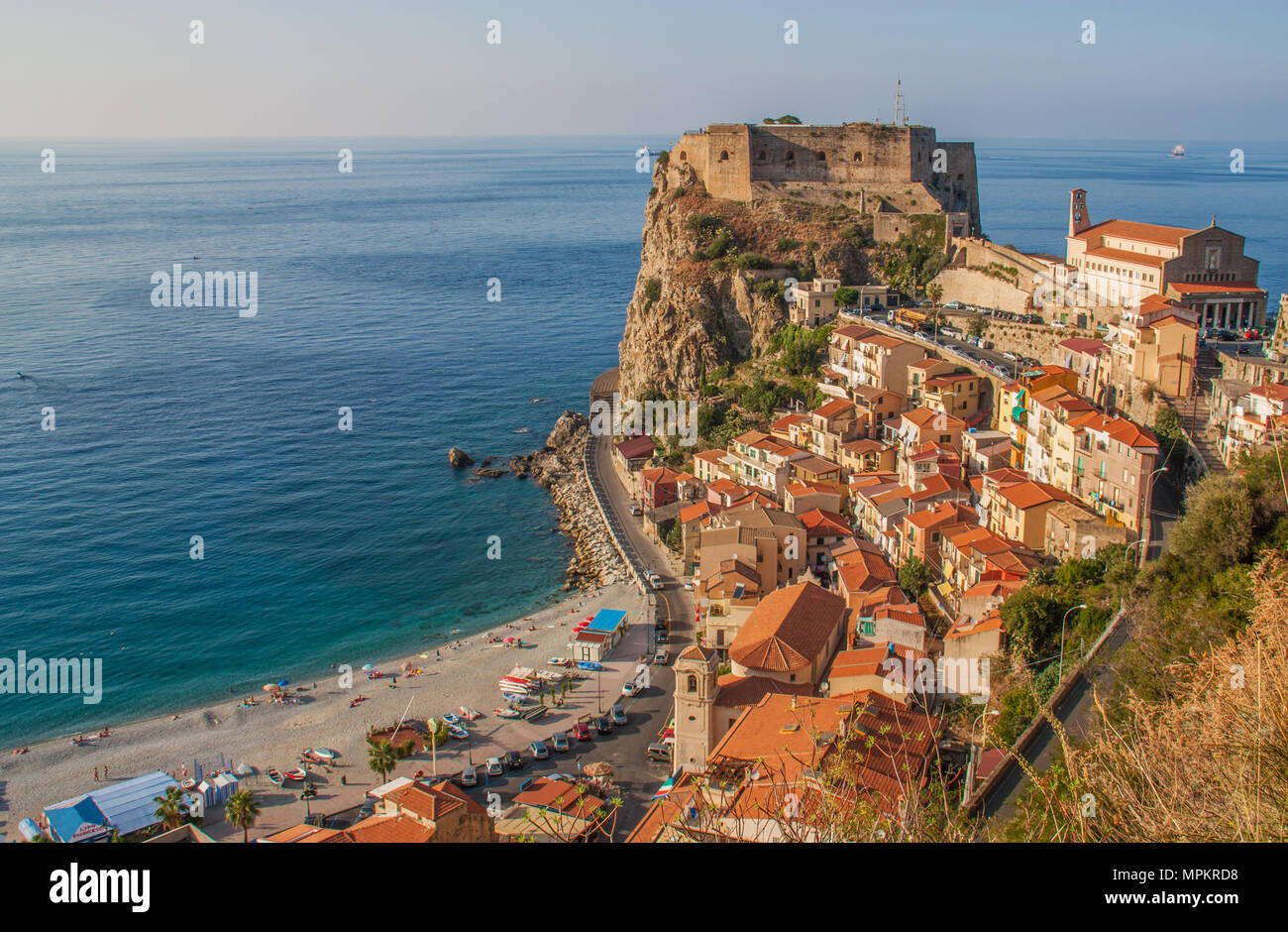 Portant juste en face de la Sicile, Scilla est l'un des plus beaux villages de bord de l'Italie, avec ses plages, sa vieille ville, son bord de mer Banque D'Images