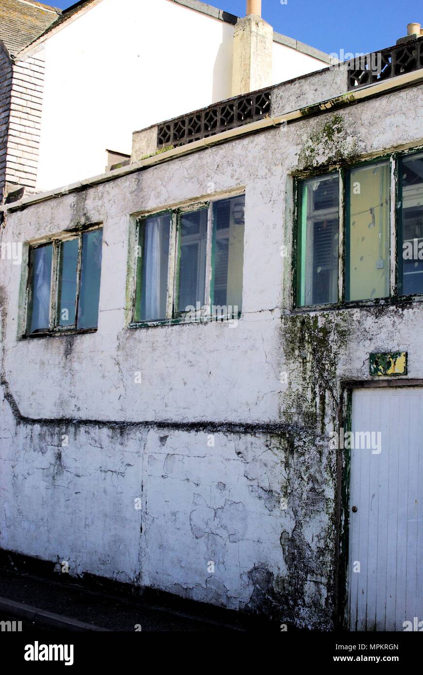 Bâtiment abandonné avec des volets blancs à St Ives, Angleterre Banque D'Images