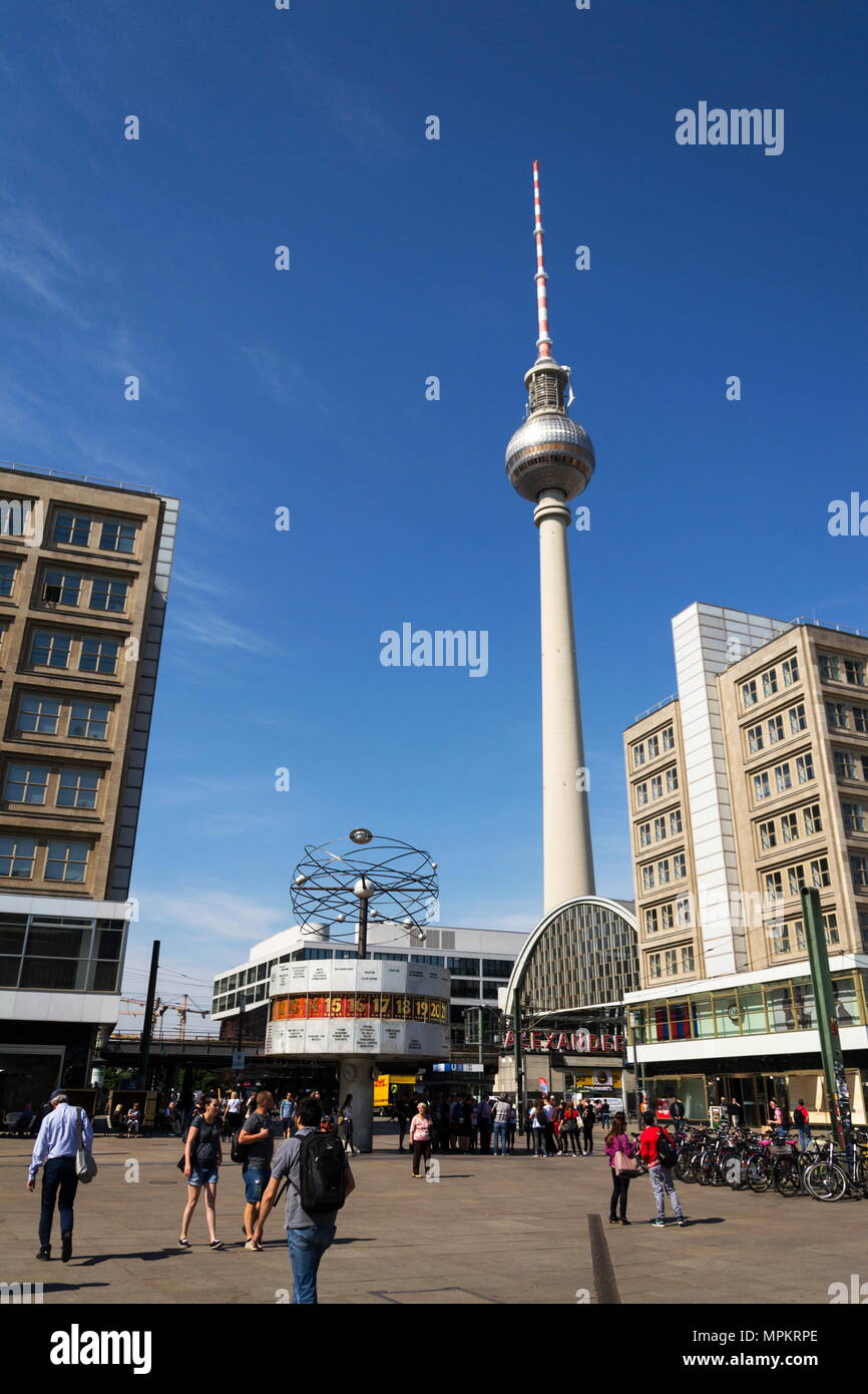 BERLIN, ALLEMAGNE - 15 avril 2018 : l'Horloge universelle Urania de 1969 sur la place publique d'Alexanderplatz avec la tour de télévision Fernsehturm, le 15 avril 2018 dans Banque D'Images