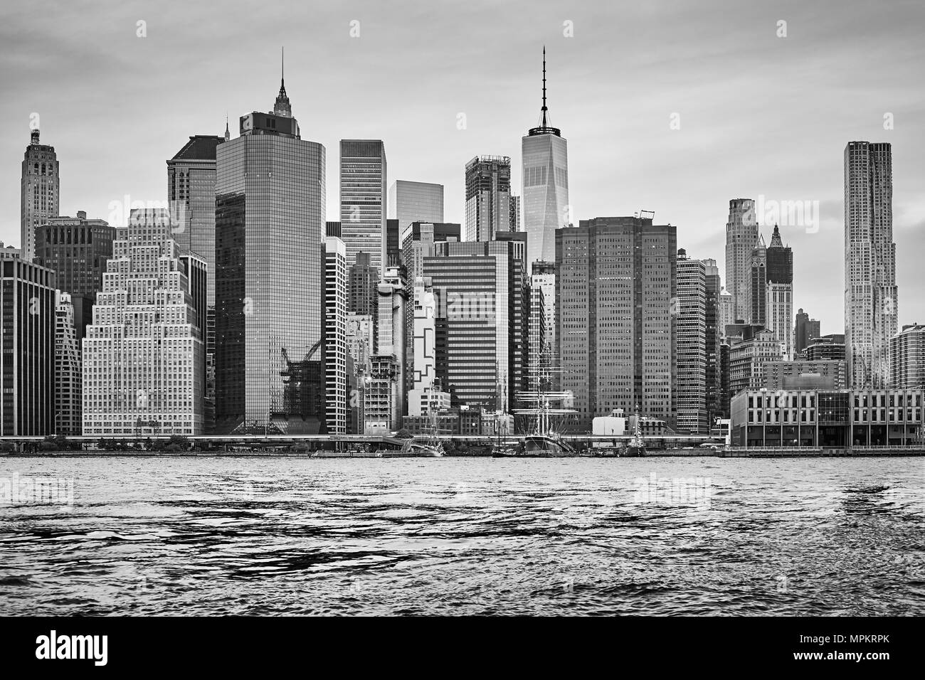 Photo noir et blanc de la Manhattan skyline at sunset, New York City, USA. Banque D'Images
