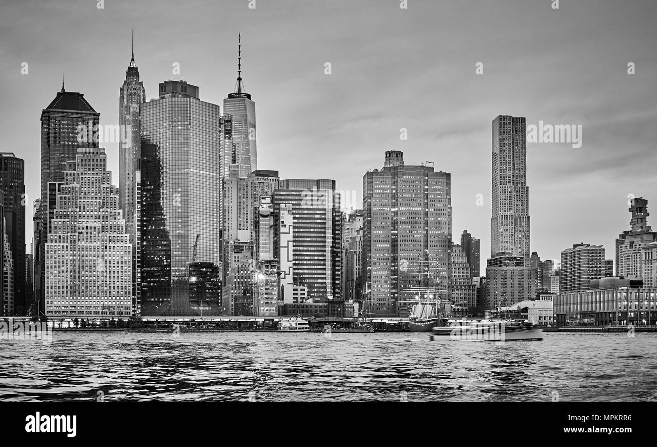Photo noir et blanc de la Manhattan skyline at sunset, New York City, USA. Banque D'Images