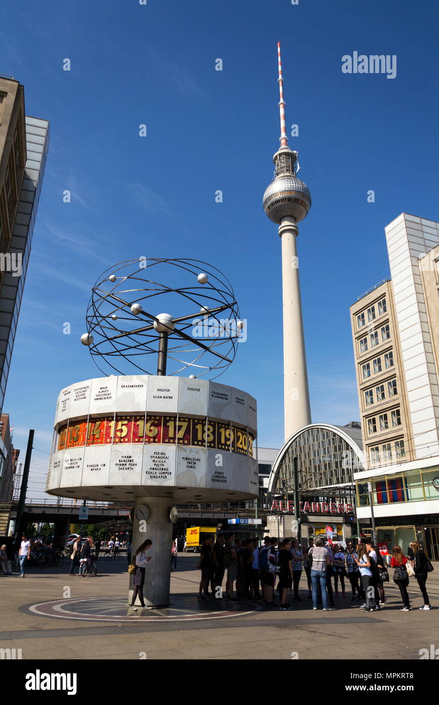 BERLIN, ALLEMAGNE - 15 avril 2018 : l'Horloge universelle Urania de 1969 sur la place publique d'Alexanderplatz avec la tour de télévision Fernsehturm, le 15 avril 2018 dans Banque D'Images