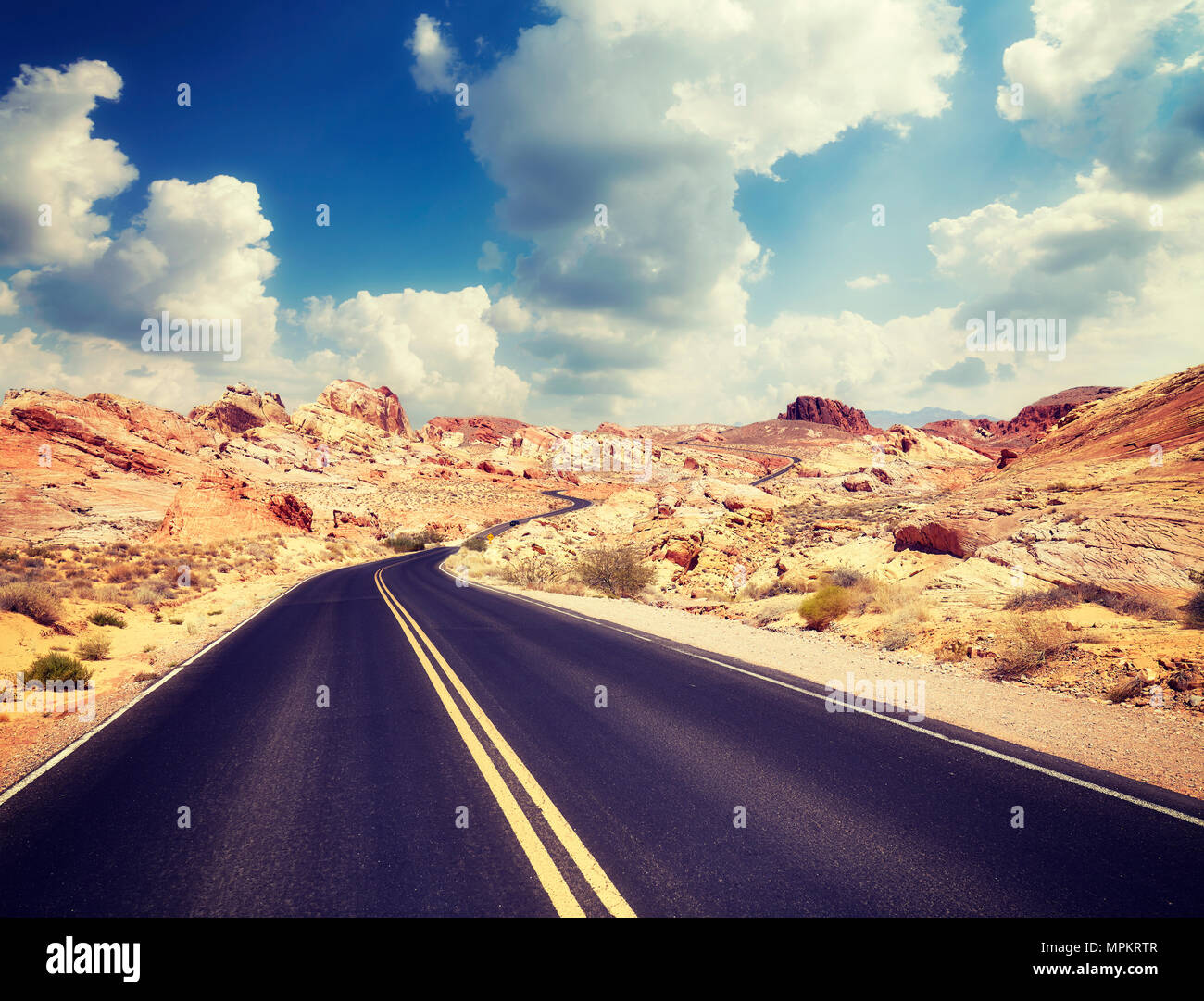 Tons vintage photo d'une route du désert, travel concept. Banque D'Images