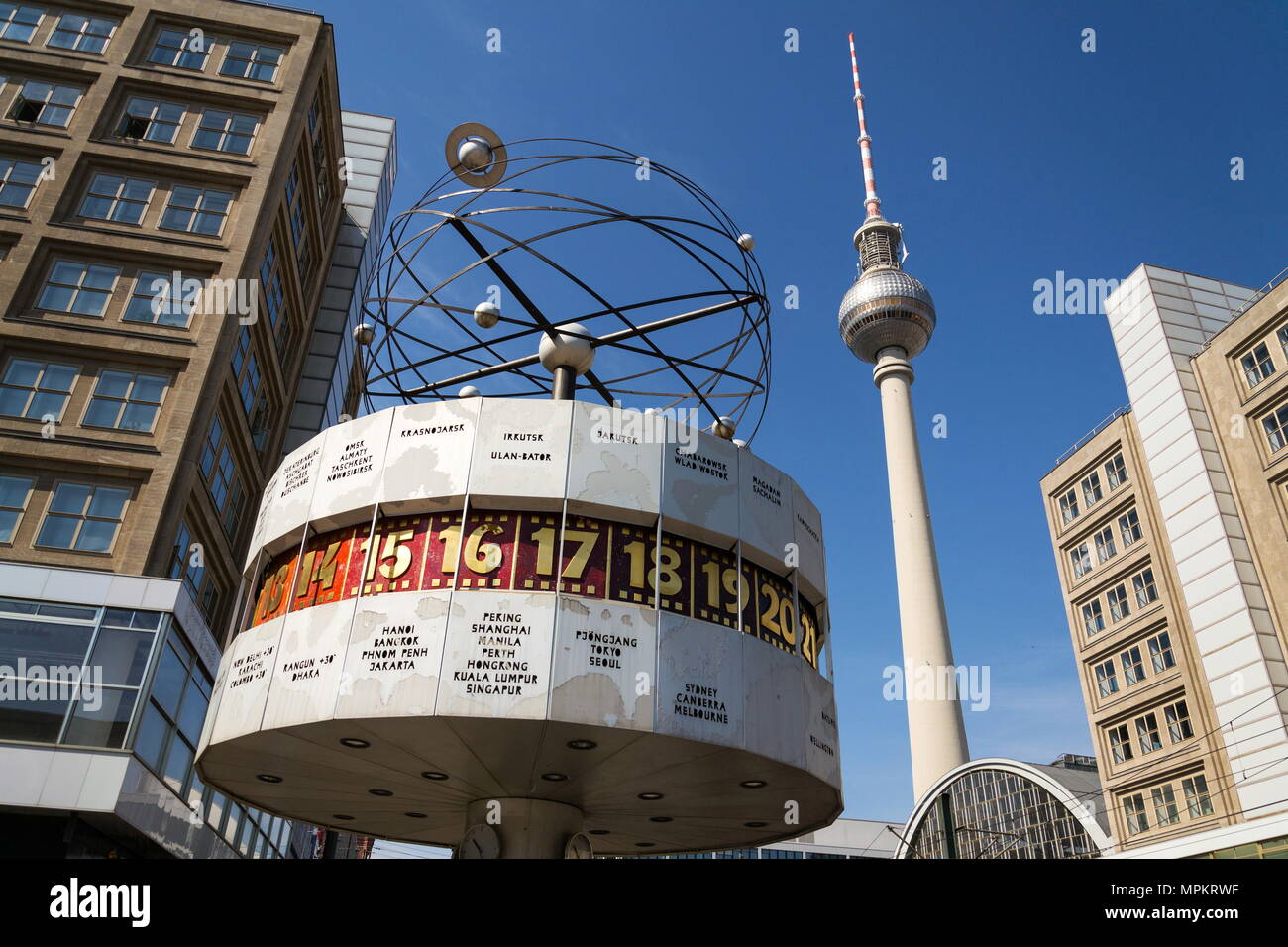 BERLIN, ALLEMAGNE - 15 avril 2018 : l'Horloge universelle Urania de 1969 sur la place publique d'Alexanderplatz avec la tour de télévision Fernsehturm, le 15 avril 2018 dans Banque D'Images
