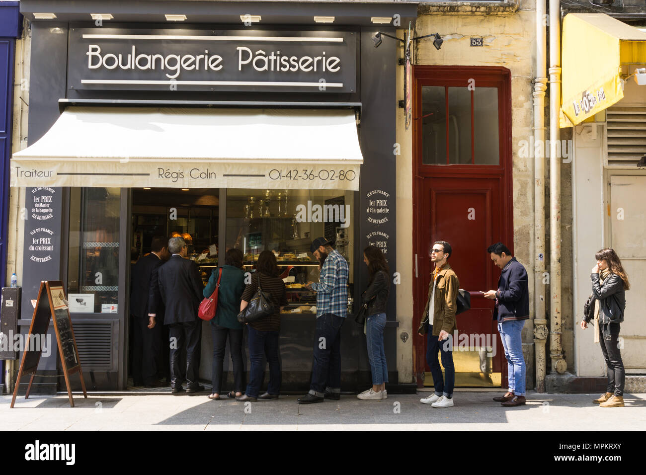 Personnes en attente à un pain et pâtisserie à Paris, France. Banque D'Images