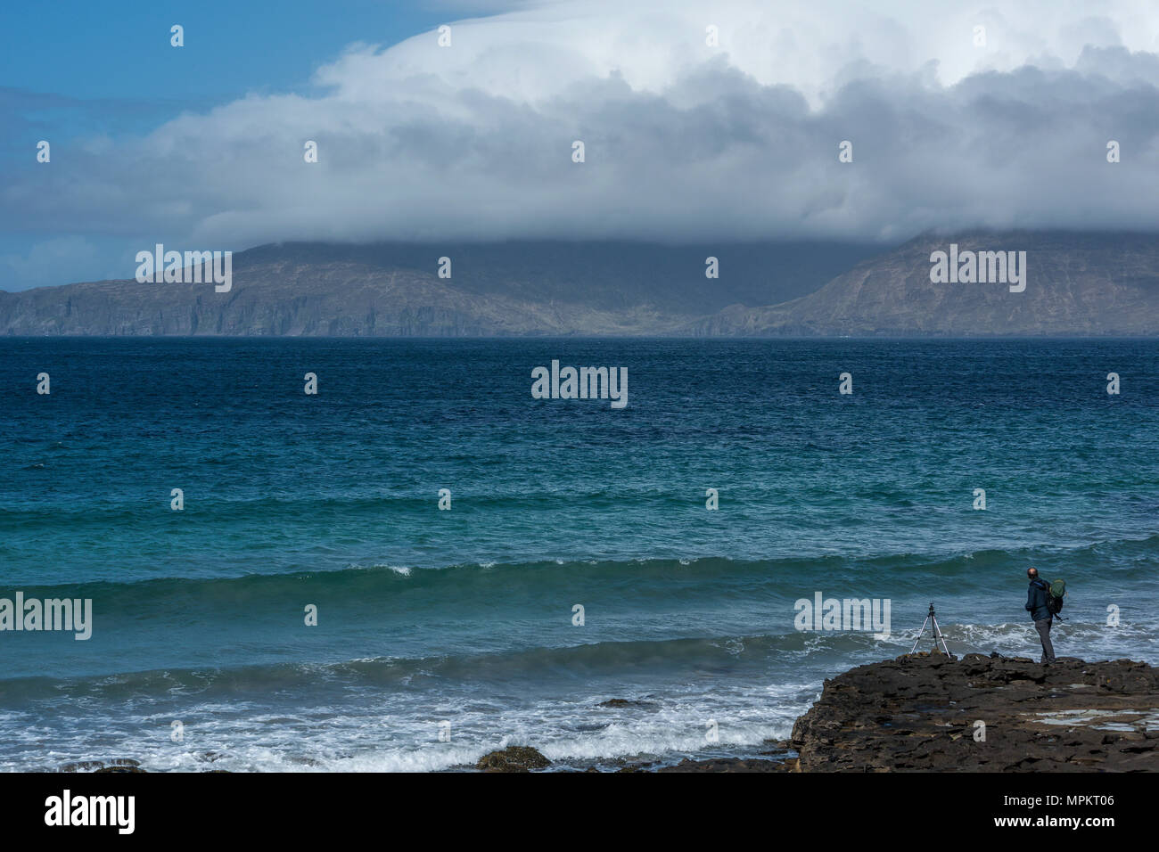 Un photographe considérant la vue sur l'île de Rum de la baie de Liag, à l'île de Eigg, petites îles, Hébrides intérieures, l'Écosse, United Kingdo Banque D'Images