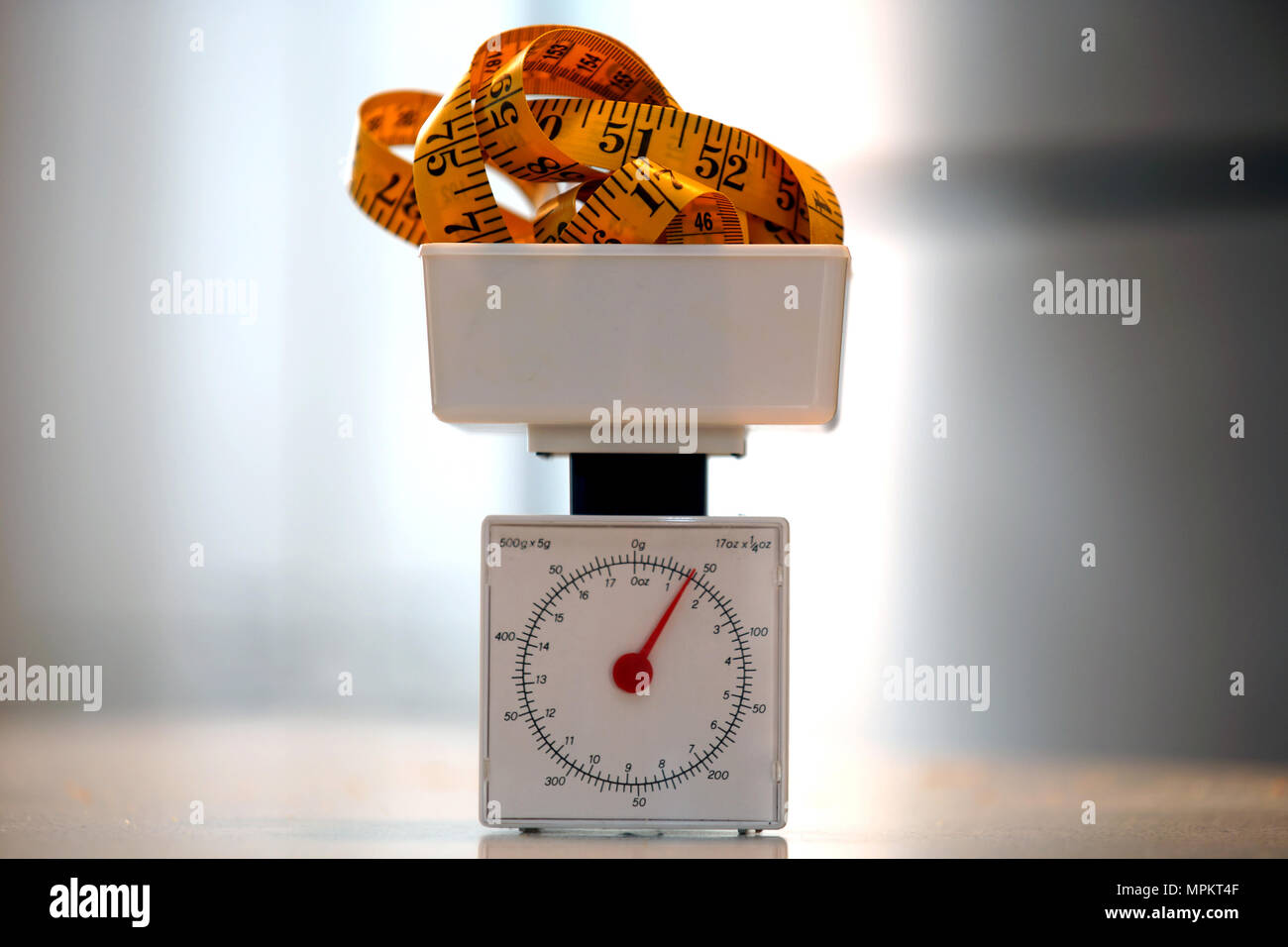 Montréal, Canada, 23 Mai,2018.Taille ruban à mesurer dans une échelle alimentaire.Credit:Mario Beauregard/Alamy Live News Banque D'Images