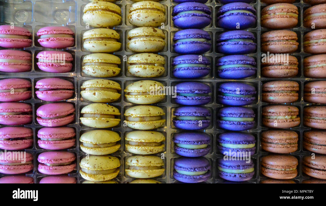 Lignes de macarons colorés Banque D'Images