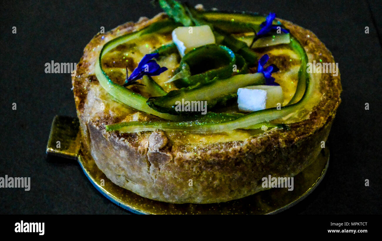 Petit salé quiche sur fond sombre Banque D'Images