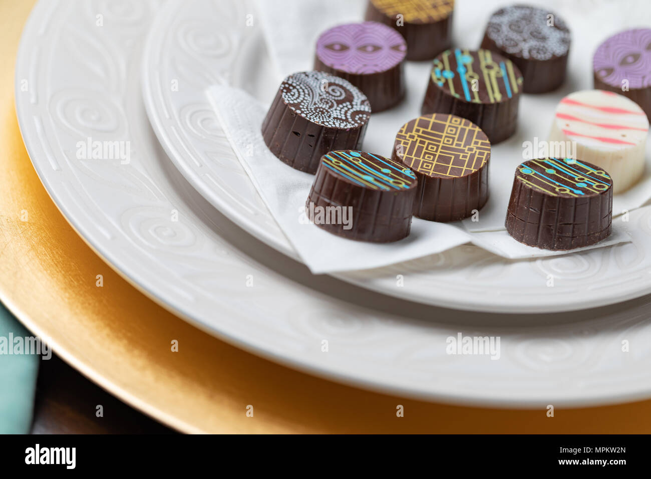 Bonbons au chocolat fin Artisan sur plat de service. Banque D'Images