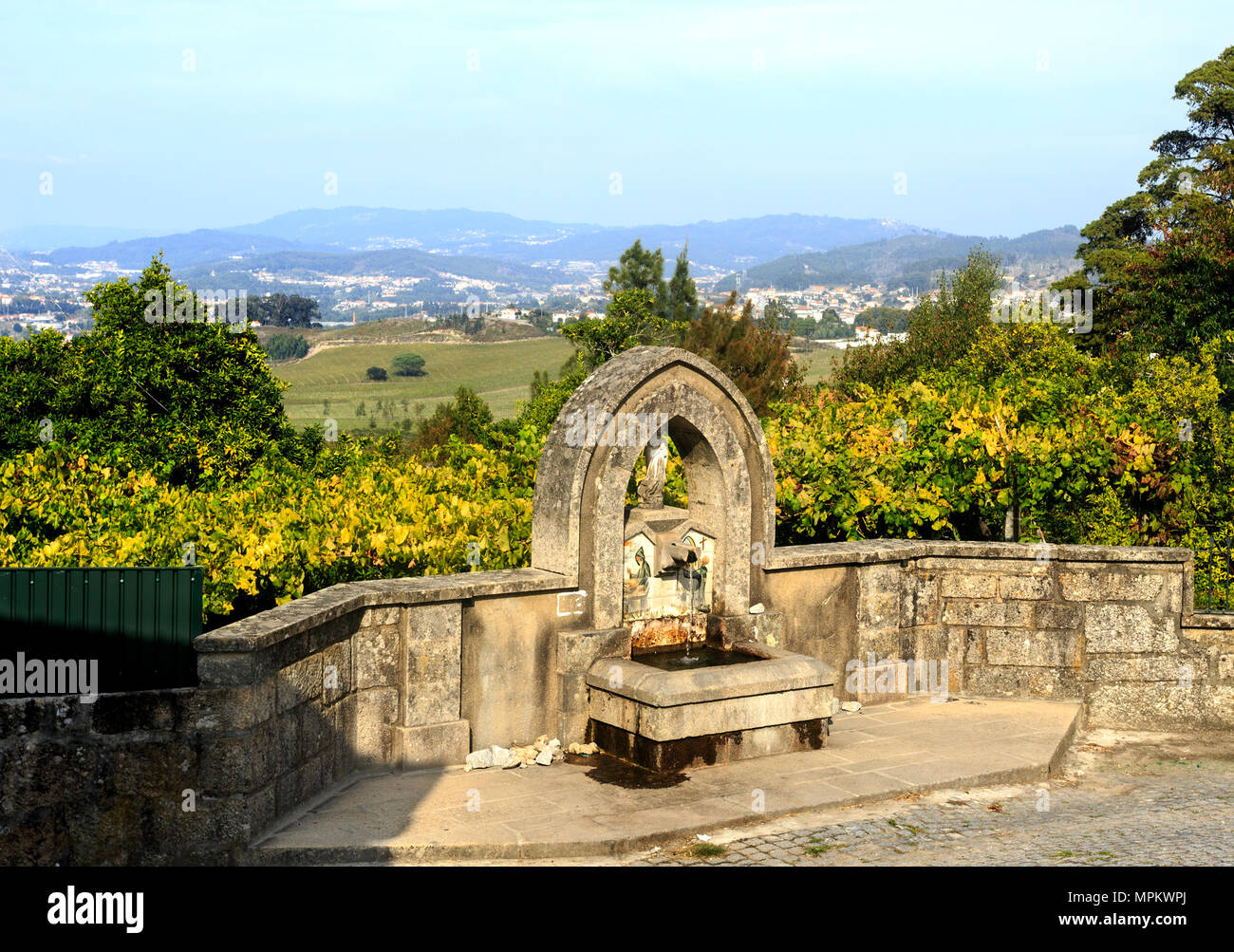 Vue plus large de la fontaine d'eau situé au cimetière de l'église Saint-Pierre de Roriz, Portugal Banque D'Images