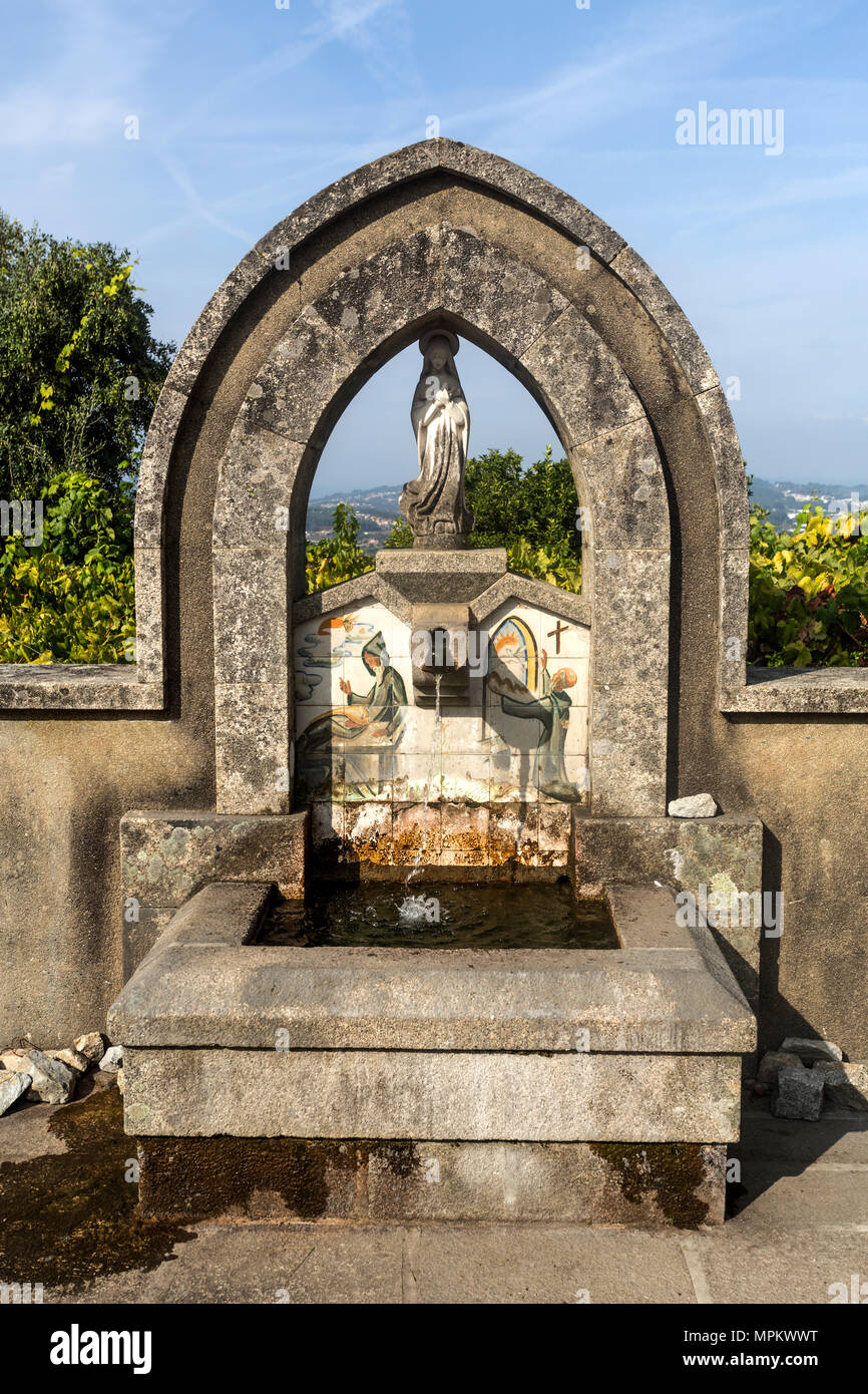 Vue détaillée de la fontaine d'eau situé à l'enclos paroissial de l'église Saint-Pierre de Roriz, Portugal Banque D'Images