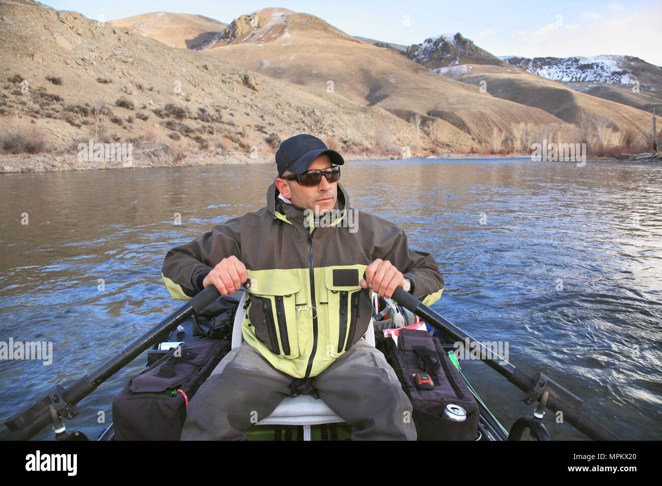 Pêcheur radeau de pêche à l'aviron sur la rivière Salmon dans l'Idaho Banque D'Images