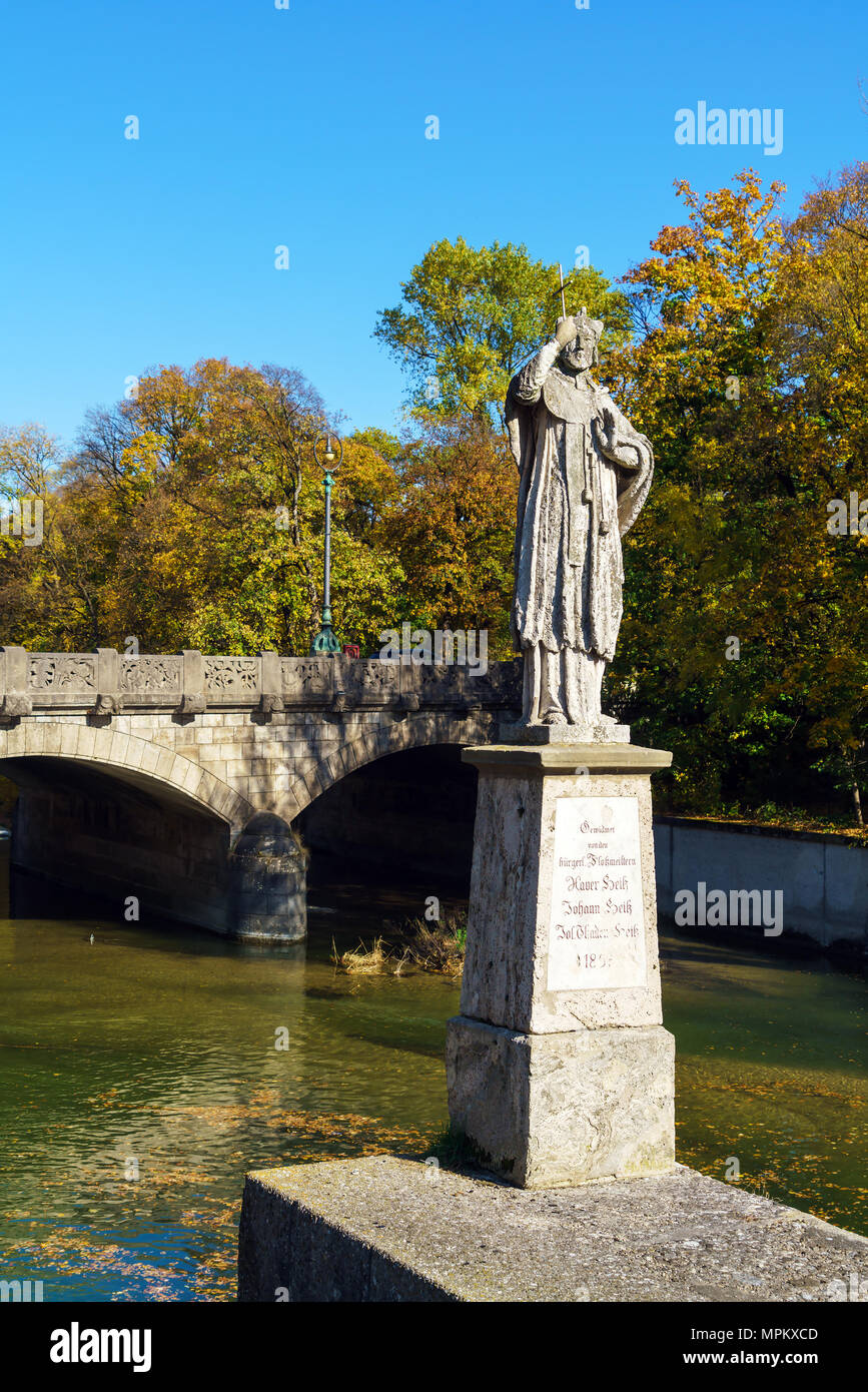 Remblai d'Isar à l'automne, Munich, Allemagne Banque D'Images