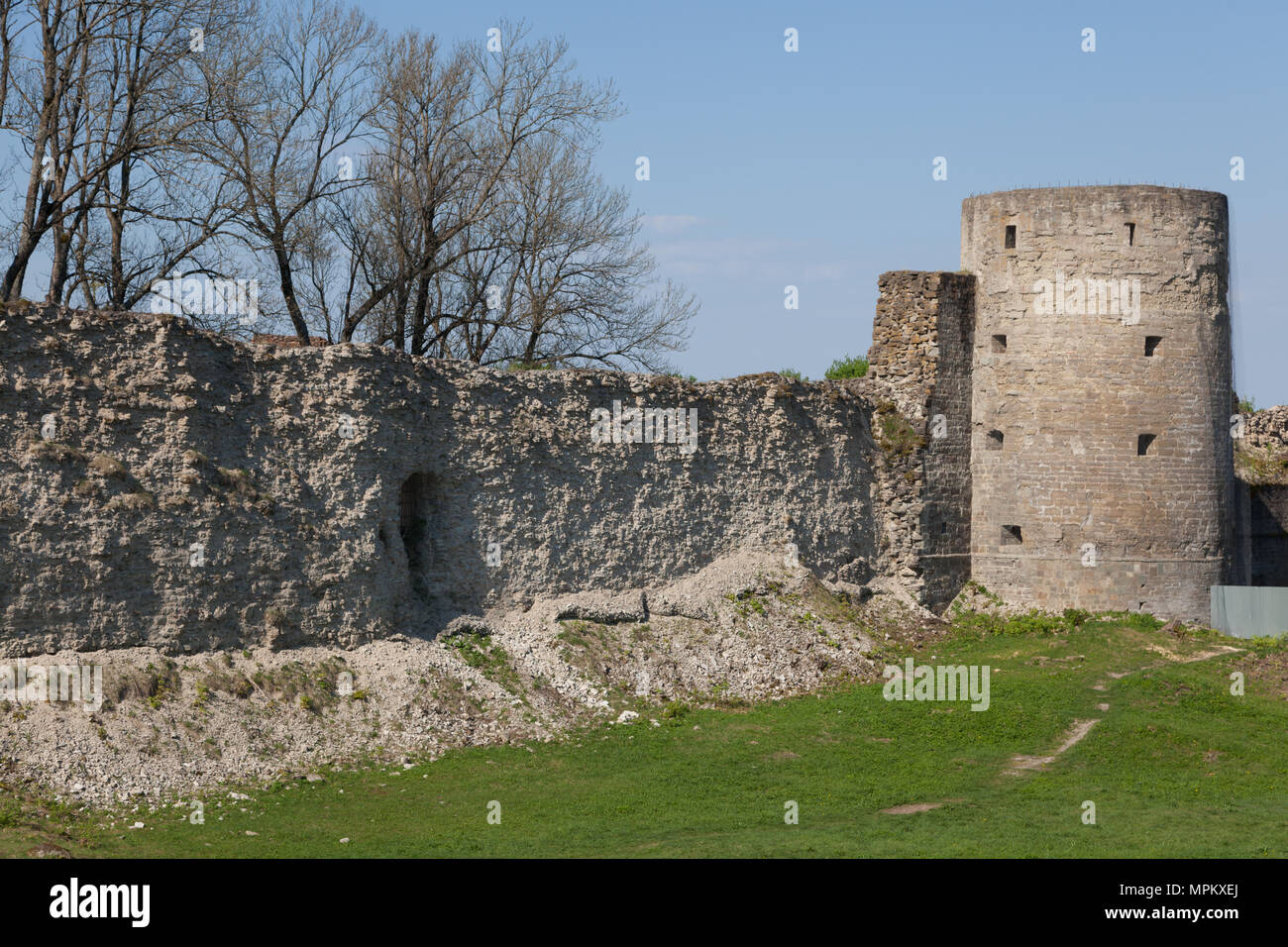 Le mur et la tour de la forteresse Koporye dans la région de Leningrad, Russie. Fort en pierre construit par 1297 Banque D'Images