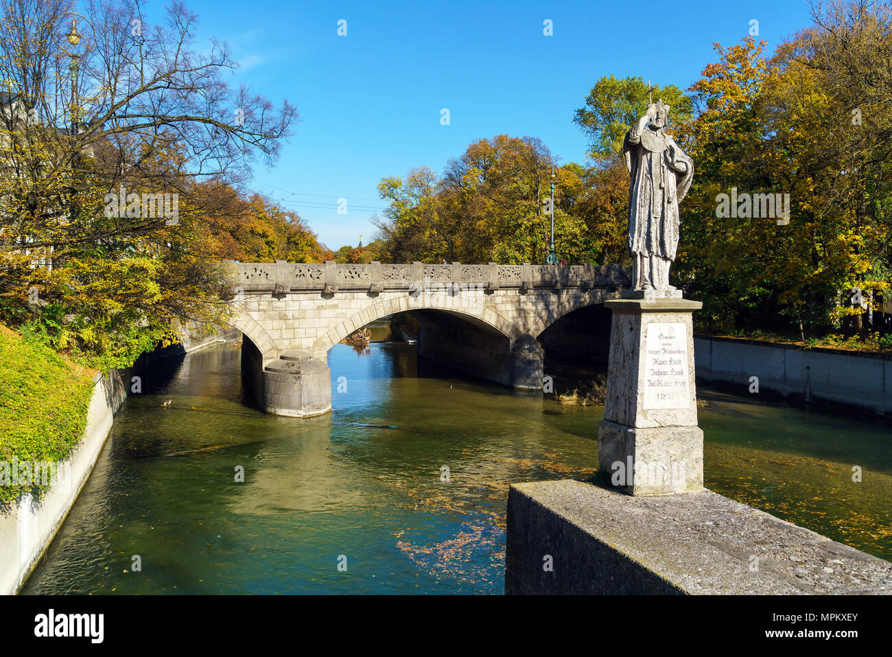 Remblai d'Isar à l'automne, Munich, Allemagne Banque D'Images