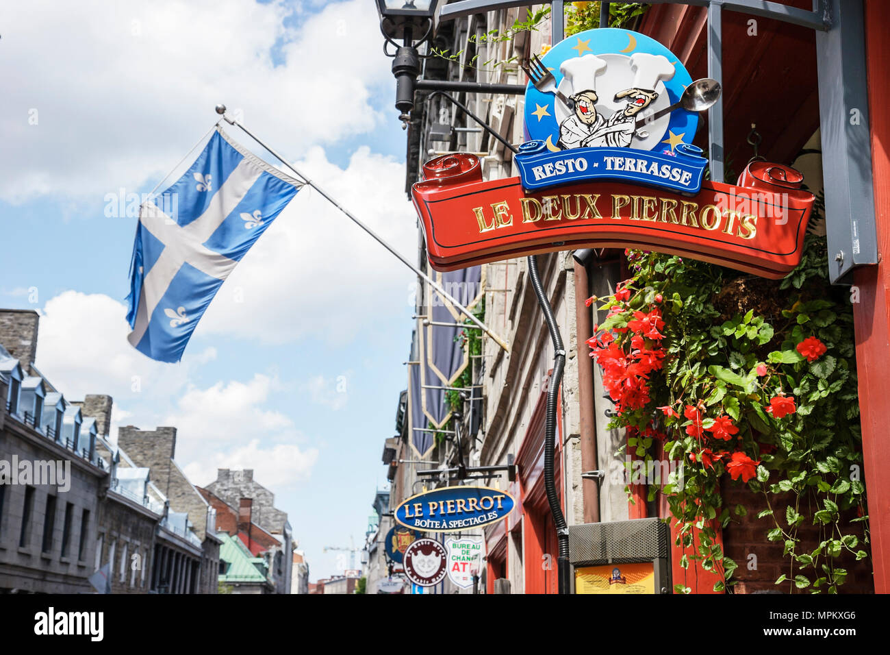 Montréal Canada,province de Québec,Vieux Montréal,rue Saint Paul,le Dux Pierrots,restaurant restaurants restauration café cafés,drapeau,bâtiment historique,SIG Banque D'Images
