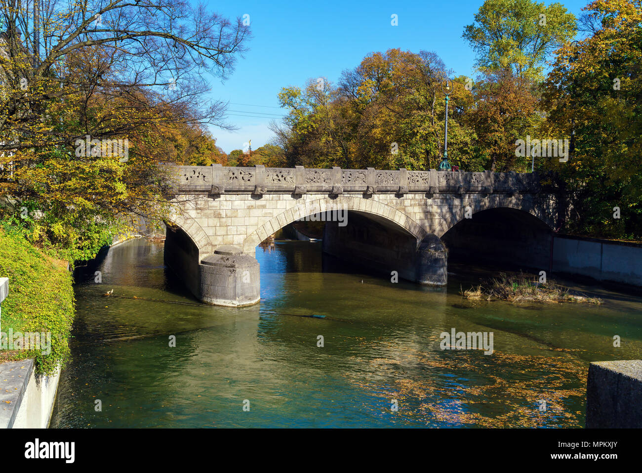 Remblai d'Isar à l'automne, Munich, Allemagne Banque D'Images