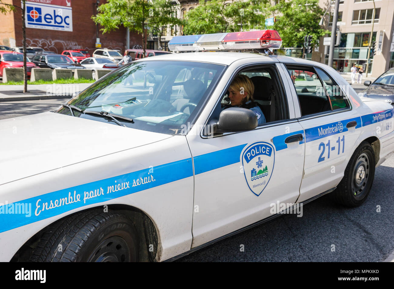 Canada,canadien,province de Québec,langue française,bilingue,Montréal,voiture de police,véhicule,application de la loi,femme femme femme,officier,Canada070708 Banque D'Images