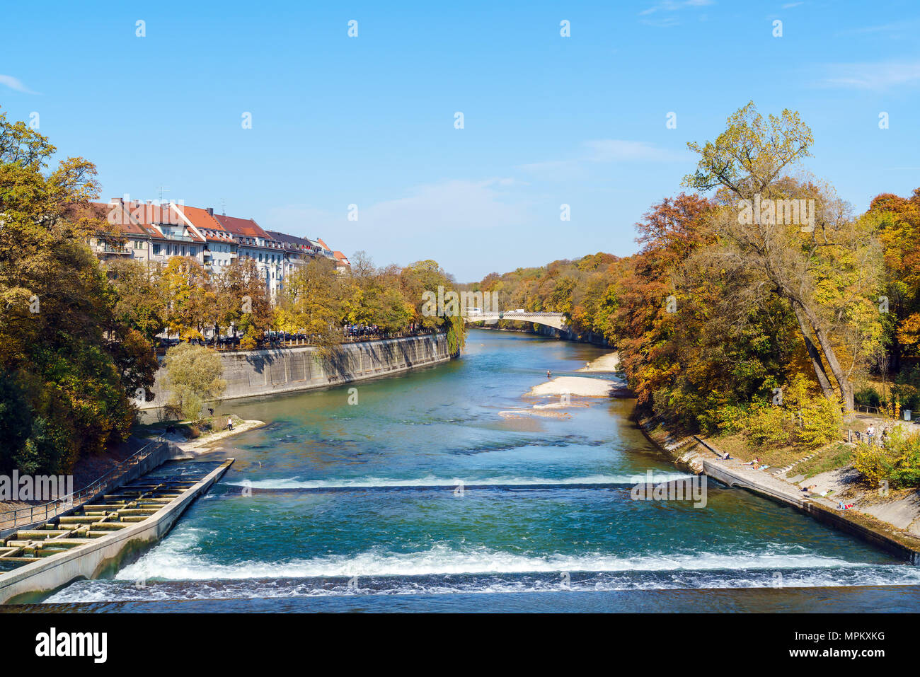 Remblai d'Isar à l'automne, Munich, Allemagne Banque D'Images