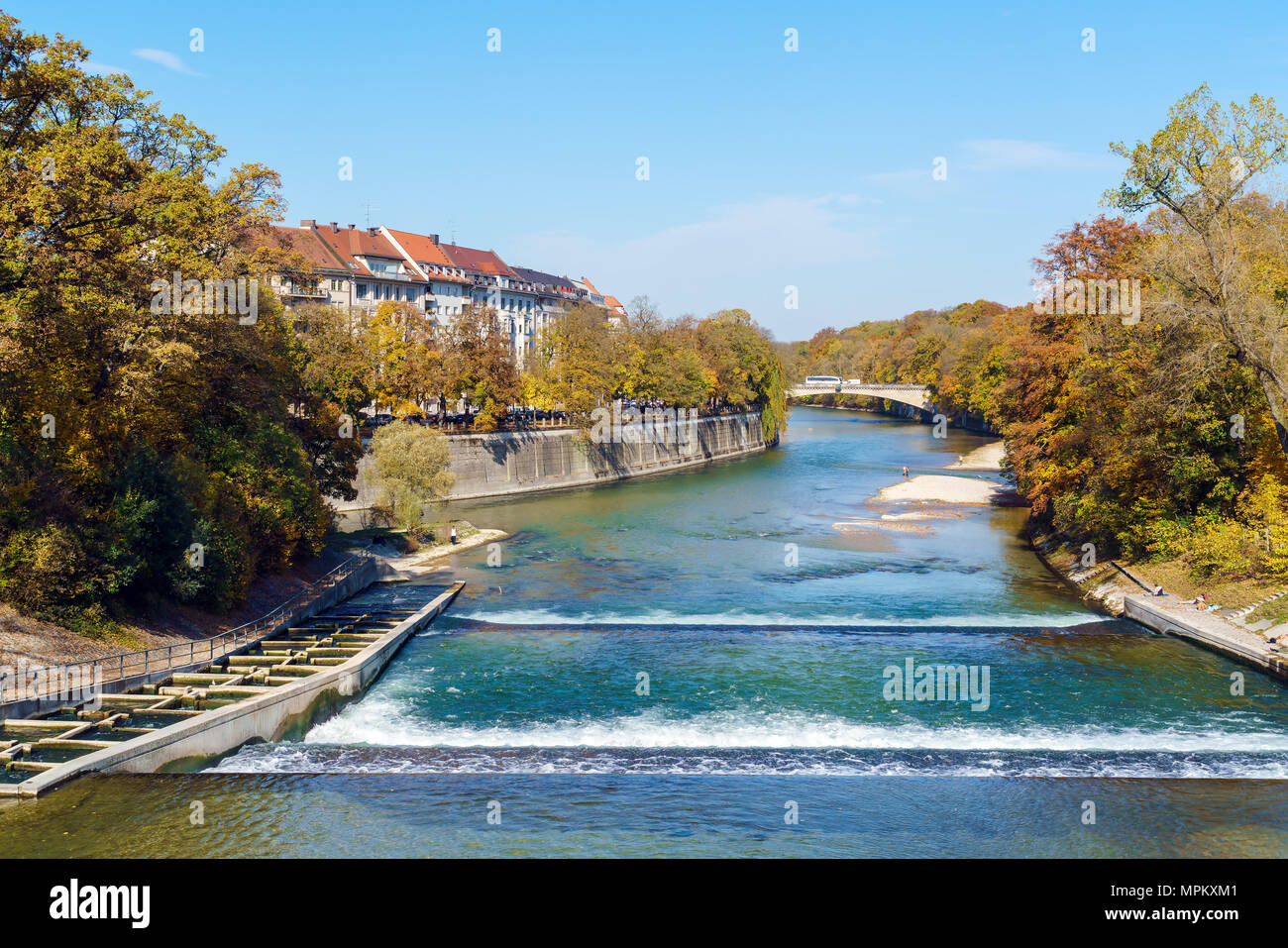 Remblai d'Isar à l'automne, Munich, Allemagne Banque D'Images