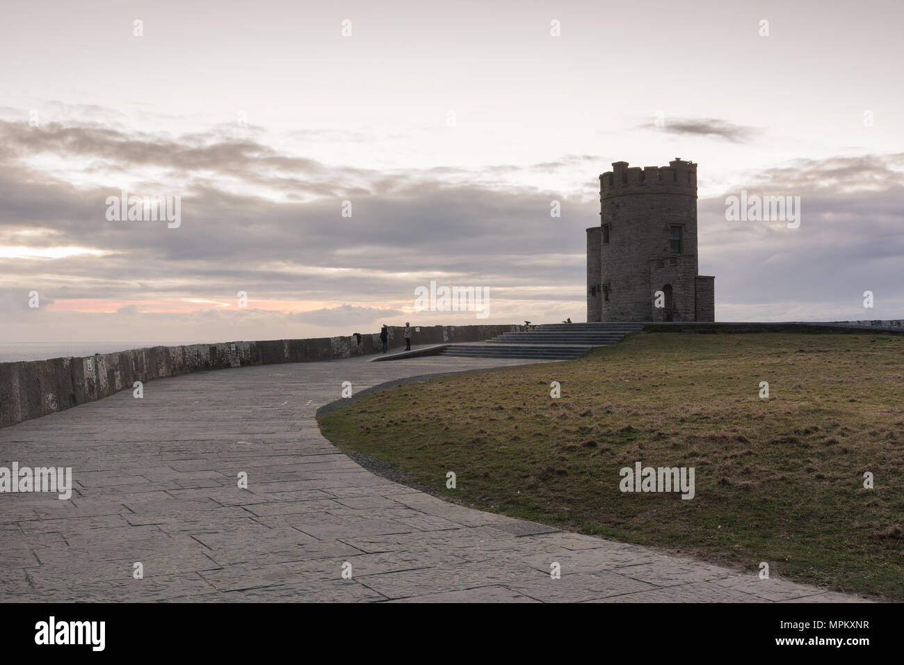O'Brien's Tower at les Falaises de Moher le long de la manière sauvage de l'Atlantique dans le comté de Clare en Irlande Banque D'Images