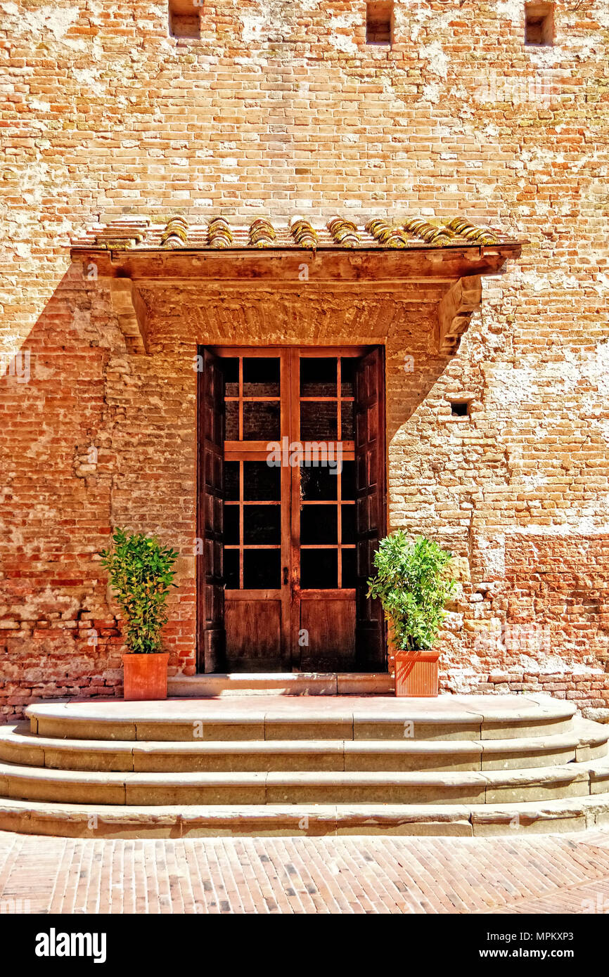 Les portes doubles en Toscane Banque D'Images