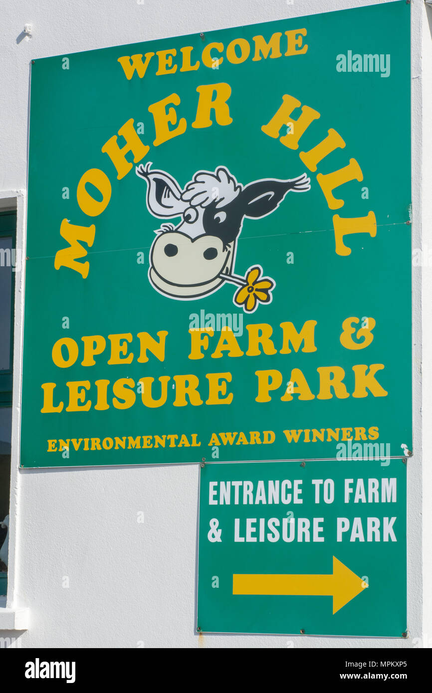 Signe pour le Moher Hill Farm & ouvert Parc de loisirs à Liscannor, dans le comté de Clare en Irlande le long de la manière sauvage de l'Atlantique Banque D'Images