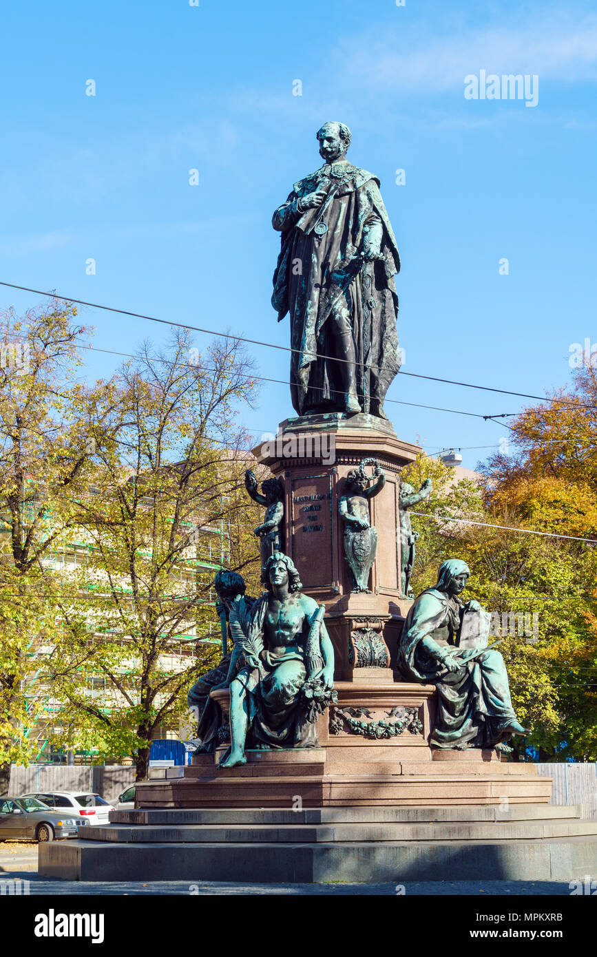 Maxmonument (1875), statue de Maximillian II par Kaspar von Zumbusch sur la Maximilianstrasse, Munich, Allemagne Banque D'Images