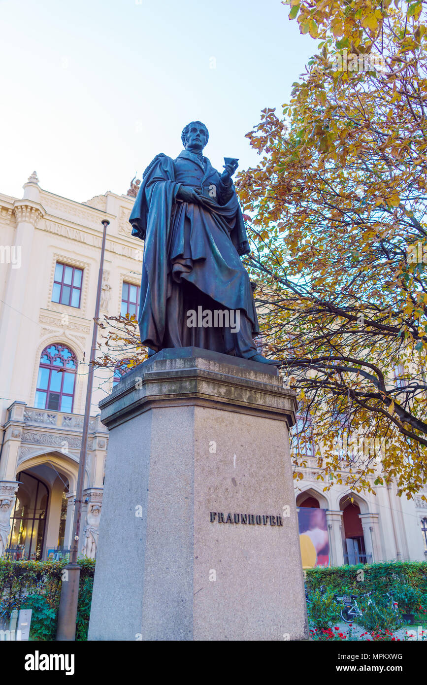 Statue de physicien bavarois Joseph von Fraunhofer (1868) de Johann von Halbig sur la Maximilianstrasse, Munich, Allemagne Banque D'Images