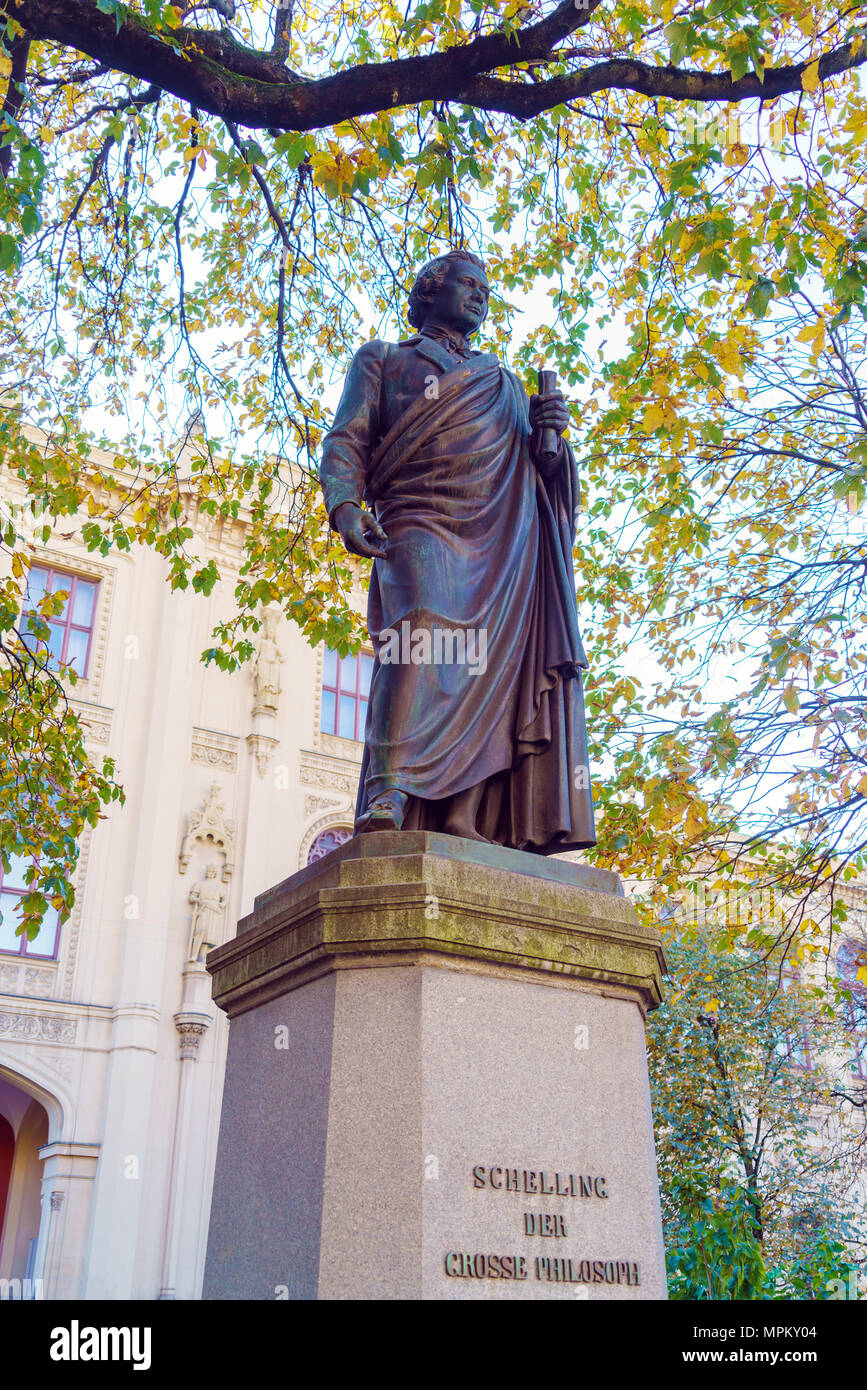 Statue du philosophe allemand Friedrich Wilhelm Joseph Schelling (1861) de Friedrich Brugger, sur la Maximilianstrasse, Munich, Allemagne Banque D'Images