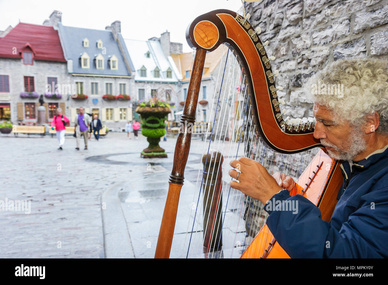 Québec Canada Basse-ville rue Saint Pierre, Noir homme joue de la harpe conseils musicien de rue, Banque D'Images