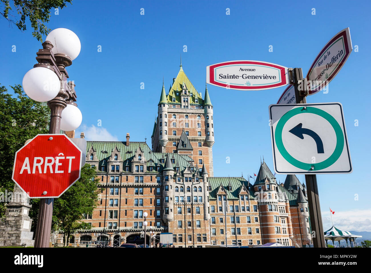 Québec Canada,haute ville,Fairmont le Château Frontenac,hôtel,construit en 1893 1899 1904,panneau stop,lampadaire,Canada070710005 Banque D'Images