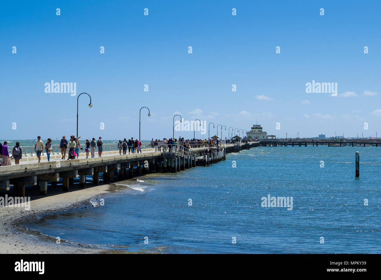 Promeneurs sur St Kilda pier, St Kilda, Melbourne, Victoria, Australie Banque D'Images