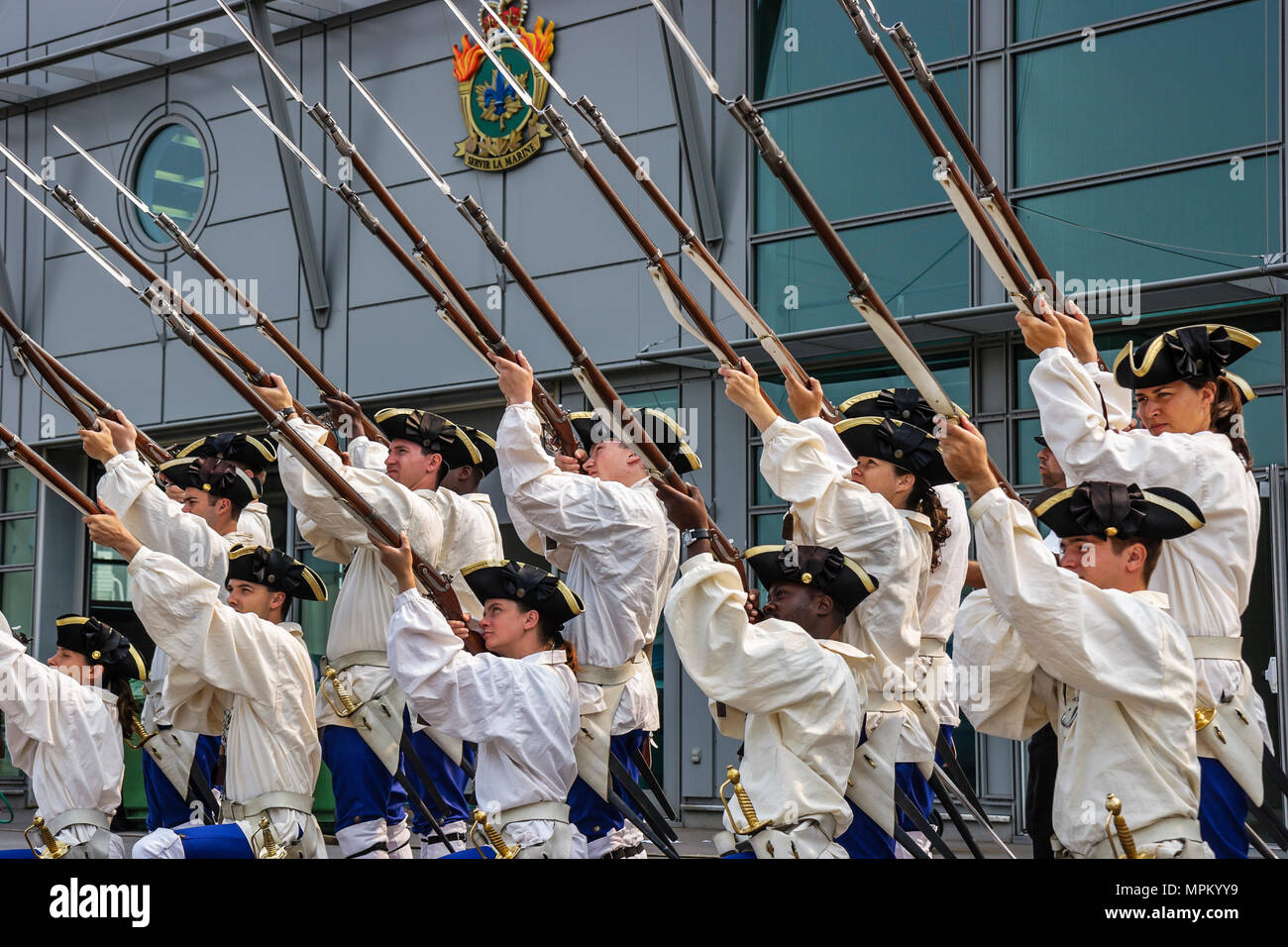 Québec Canada, Vieux-Port, St. Lawrence River,réacteur militaire français,repromulguer,jeu de rôle,acte,costume,uniforme,fusil de combat de soldat,chapeau tricorné,Canada070711 Banque D'Images