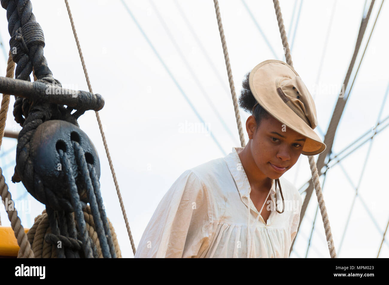 Newport, Oregon, USA - Le 25 mai 2016 : une dame en costume de marin regarde vers le bas à partir du pont du Lady Washington amarrée at Yaquina Ba Banque D'Images