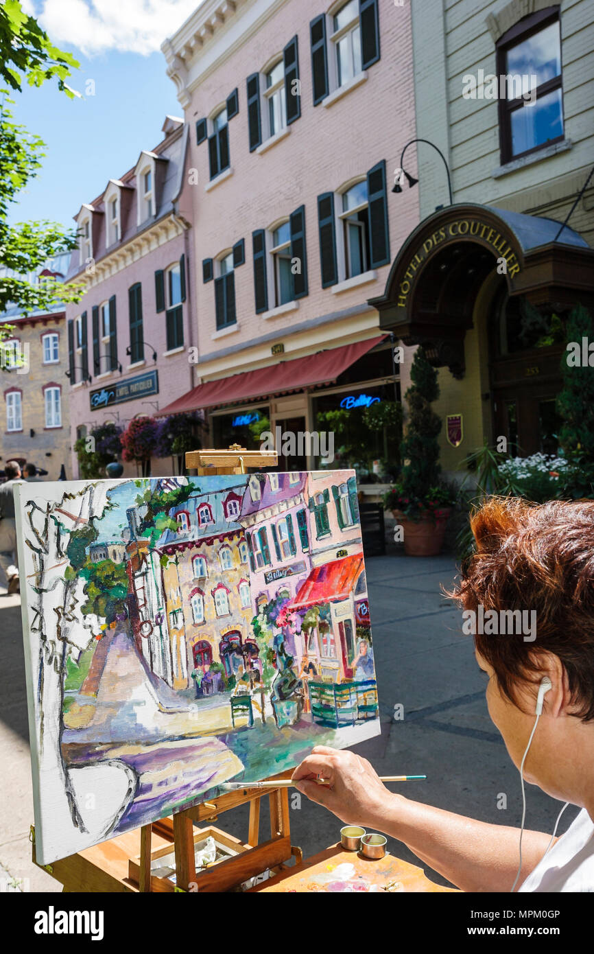 Québec Canada,Basse-ville,rue Saint Paul,femme artiste,peinture,toile,bâtiments historiques,horizon de la ville,écouteurs,Canada070712130 Banque D'Images