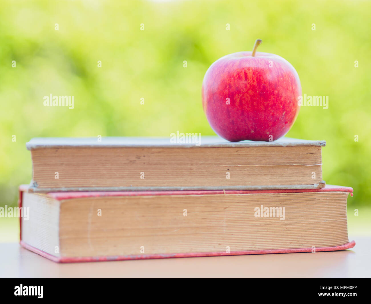 Concept de la Journée mondiale du livre. Pomme Rouge et stylo mis sur de vieux livres Banque D'Images