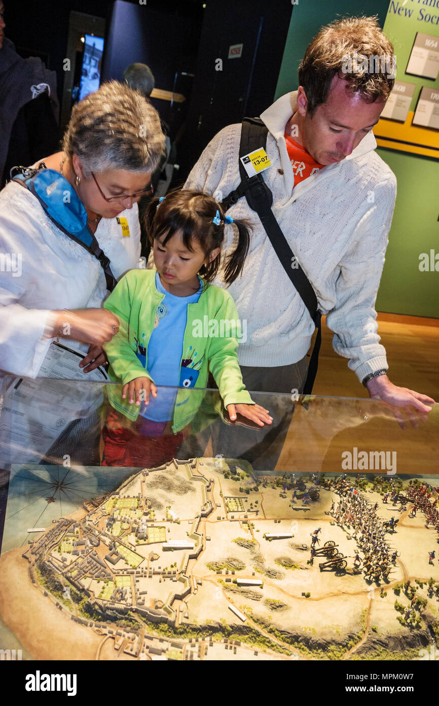 Québec Canada,Basse-ville,rue notre Dame,Centre d'interprétation de place Royal,fille asiatique,fille,enfant,maquette fort,musée,Canada070713002 Banque D'Images