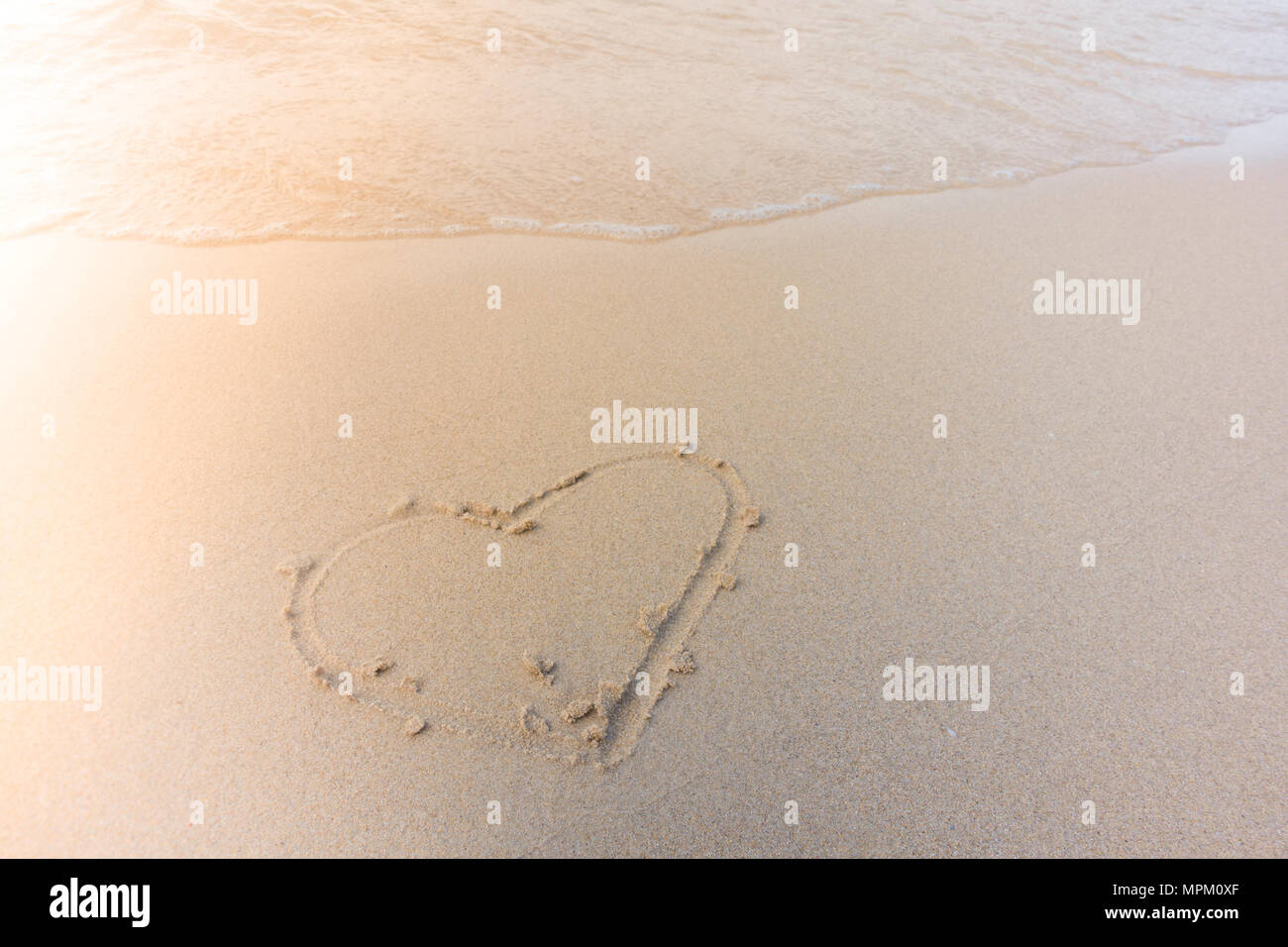 Beau fond plage avec coeur en été. Image libre de haute qualité image de la forme coeur dessiner sur le sable et la plage Banque D'Images