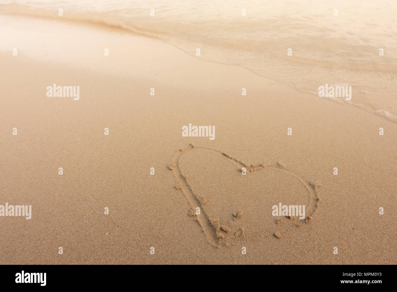 Beau fond plage avec coeur en été. Image libre de haute qualité image de la forme coeur dessiner sur le sable et la plage Banque D'Images