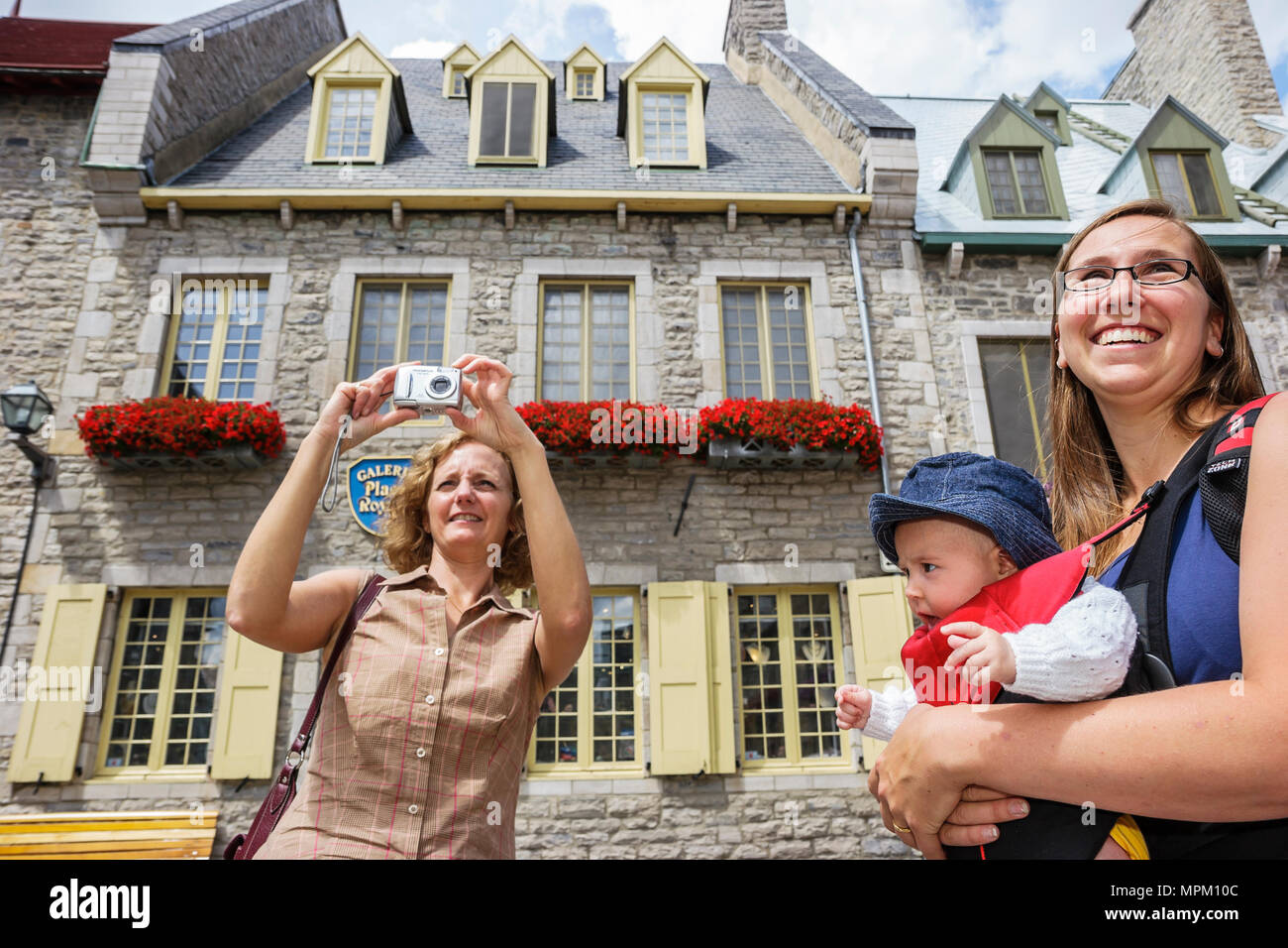 Québec Canada,canadien,Amérique du Nord,américain,Basse-ville,place Royal,adulte adultes femme femme femme femme,appareil photo,numérique,bébé bébés enfant enfantr Banque D'Images