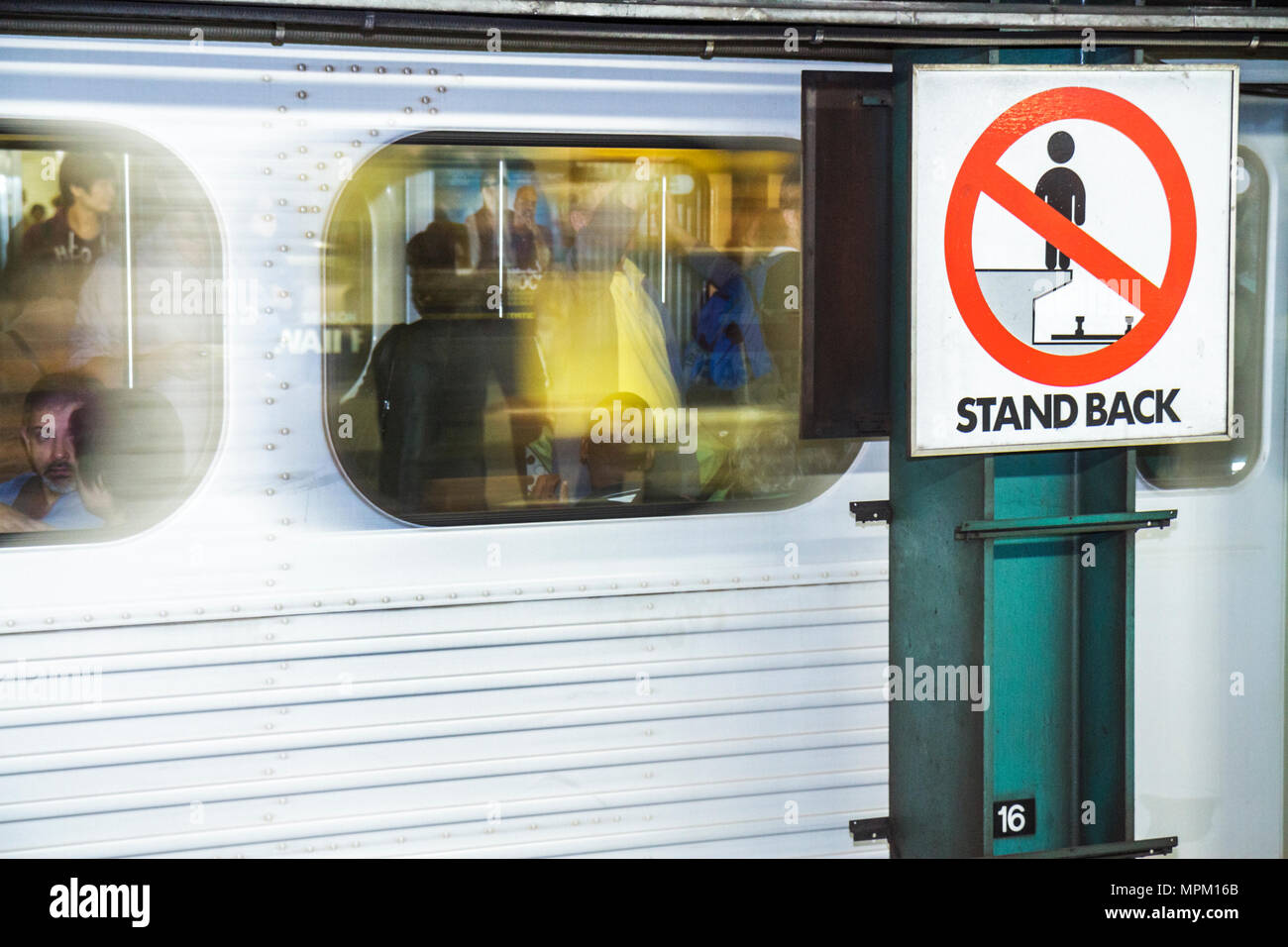 MOTION Toronto Canada,TTC metro,Bloor Yonge Station,Yonge Yellow Line,transport en commun,Moving train,fenêtre,souterrain,panneau,logo,avertissement,sécurité, Banque D'Images