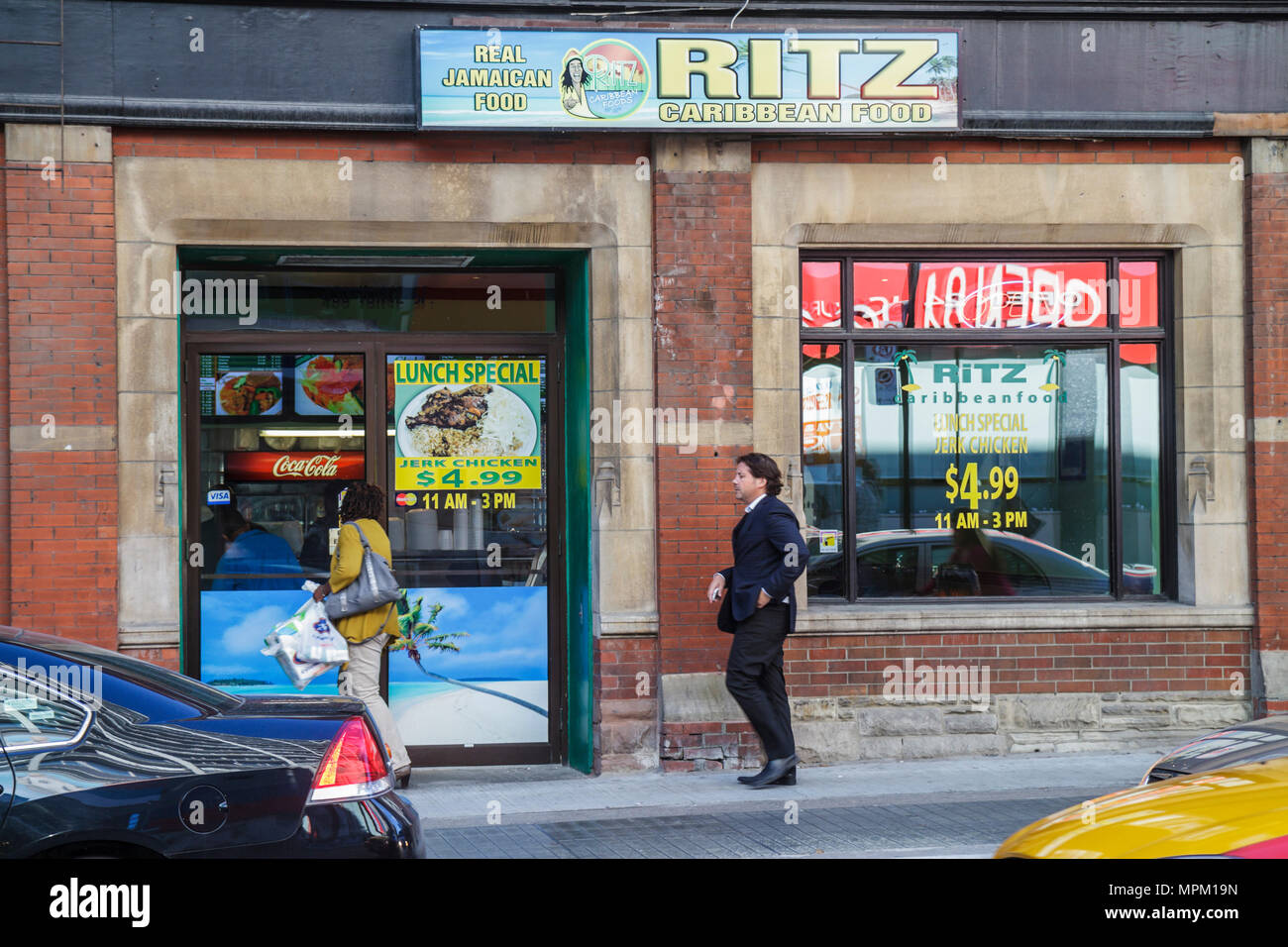 Toronto Canada, Yonge Street, Ritz Caribbean Food Restaurant, restaurants, nourriture, dîner, manger à l'extérieur, cuisine jamaïcaine, homme hommes hommes adultes adultes, femme noire fe Banque D'Images