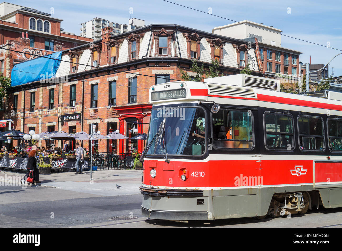 Toronto Canada,Queen Street West,Toronto Transit Commission,TTC,transport en commun,tramway,tramway,scène de rue,angle,bâtiment historique,1886,Black Bull T Banque D'Images