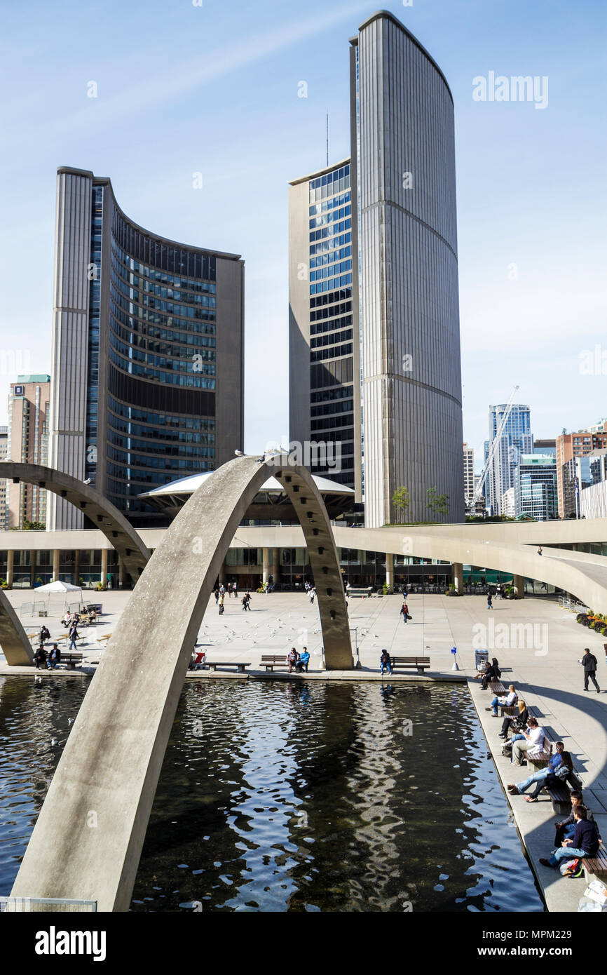 Toronto Canada,Nathan Phillips Square,Hôtel de ville,bâtiment,gouvernement municipal bâtiment,moderne de haute élévation,s'élève gratte-ciel bâtiment gratte-ciel bâtiment Banque D'Images